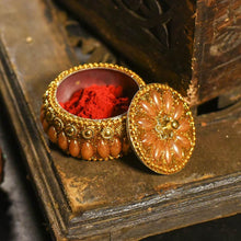 Load image into Gallery viewer, Pearl Studded Glitter Sindoor Box