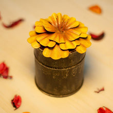 Load image into Gallery viewer, Scented Floral Candle - Medium
