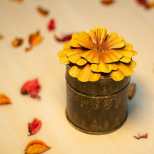 Load image into Gallery viewer, Scented Floral Candle - Medium