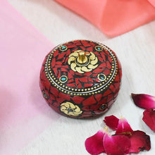 Load image into Gallery viewer, Beautiful Small Sindoor Box

