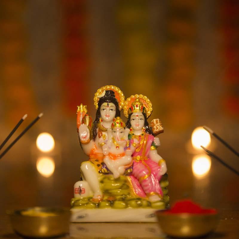 Decorative Shiv Parvati with Ganesha Idol